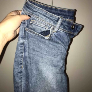  - Sjukt snygga jeans som jag tyvärr inte får på mig längre, i bra skick🤍 100kr