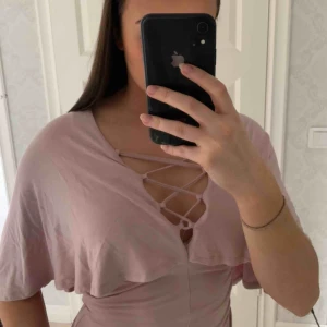  - Rosa tröja med snörning vid brösten. Pris 60kr frakt ingår!