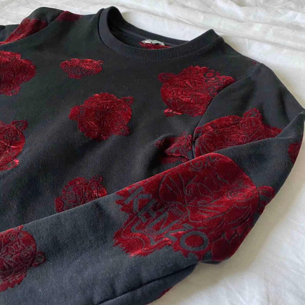 Kenzo Paris sweatshirt med vinröda sammets tigrar. Mycket gott skick! 100% bomull  (uppvikt på bilden). Tröjor & Koftor.