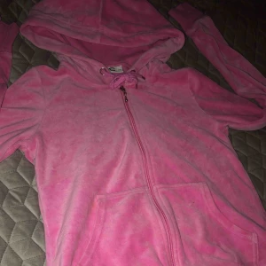  - En kofta som även har ett par matchande mjukis, i bra skick.