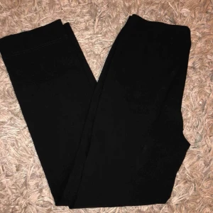  -  Får dig att se slankare ut! Bekväma byxor med bred resårlinning. Tack vare stretchkvaliteten följer de med i alla rörelser.