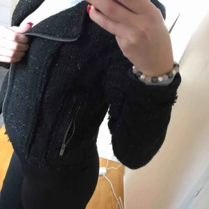  - glittrig jacka/kofta med fickor, minns inte var eller hur mycket ja köpte den för, aldrig använd. 