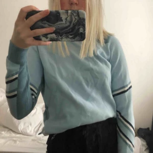  - Stickad tröja från VILA. Säljer då den ej kmr till användning längre. På sista bilden ser ni hur den ser ut utan att bli instoppad, jag föredrar däremot att stoppa in den. Frakt tillkommer