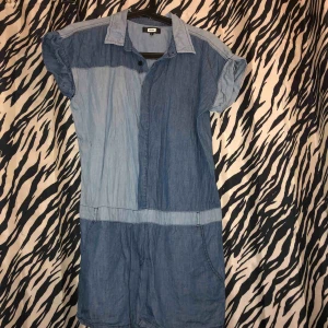  - BikBok jumpsuit i 2-färgad jeans. Ber om ursäkt att den är skrynklig.