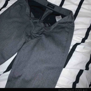  - Gabba kostymbyxor från Jeansbolaget, stilrena och oanvända!! Kan fraktas mot kostnad! Säljes pga fel storlek!!