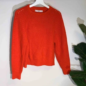  - FRAKT INGÅR! Tycker verkligen om denna men tycker inte att jag passar i rött så använder den aldrig.. Är i toppskick och i storleken står det helt olika saker beroende på vart man kollar men jag skulle säga att den passar S/M!🥰🥰