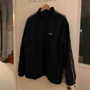  - Supertrendig vintage vindjacka från Reebok köpt i London. Står storlek m men sitter som L. Väldigt bra skick. Frakt tillkommer