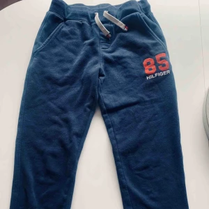  - Tommy hilfigher mjukisbyxor, bra skick. Säljer pga för små
