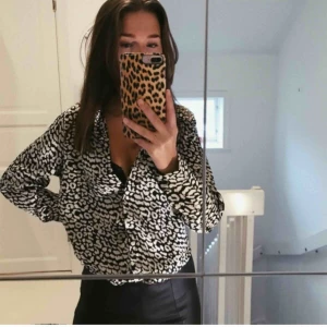  - Jättefin skjorta i storlek 34 som jag har köpt på hemsidan loavis. Den är i satin tyg och är väldigt skön och fin. Skriv om fler bilder önskas. 