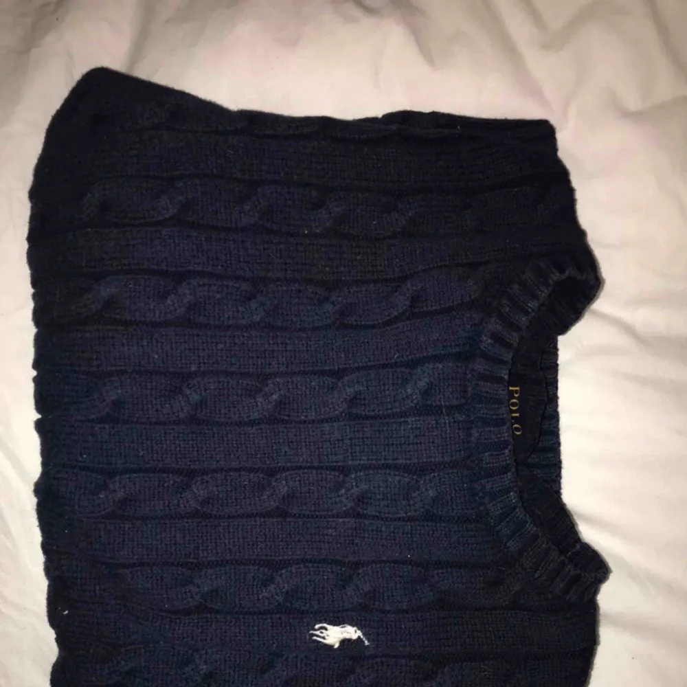 Marinblå kabelstickad tröja från Polo Ralph laureni storlek xs, knappt använd.  Köpt för: 1199kr. Stickat.
