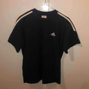  - En skit snygg mörkblå vintage adidas t-shirt i storlek S men kan även passa i M 💙 Använd fåtal gånger och är i bra skick! Priset kan tiskuterad 