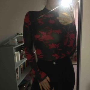  - Jättefin tajt och stretchig tröja med polokrage. Svart med rött mönster och är lätt see- through. Funkar bra själv eller sjukt snygg under klänningar och t-shirts❤️
