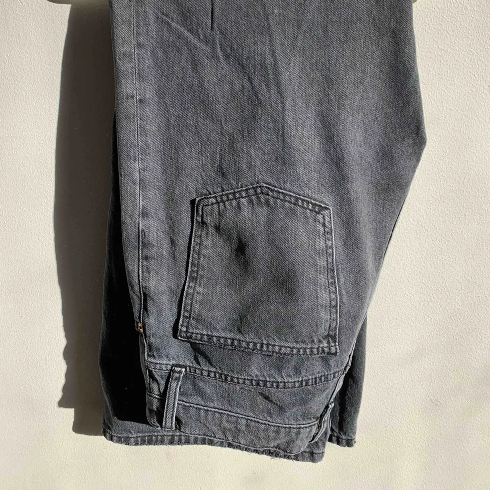 Wide - jeans straight leg - washed black från top shop ordinarie pris 529 kr, säljer pga för korta . Jeans & Byxor.