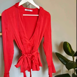  - Röd blus från NA-KD, endast använd en gång men säljer pga för liten storlek. Frakt: 59 kr, totalpris: 129 kr❤️