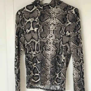  - Köpt på gina. Använd fåtal ggr. Säljer pågrund av brist på användning, vill bara bli av med den då den bara tar plats. Därav det otroligt billiga priset. Köpt för 100-150kr minns inte riktigt. Möts upp i Sthlm. Postar även, du står själv för frakten!