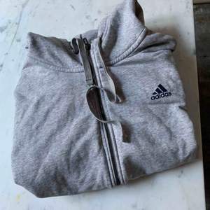 Adidaströja grå med ränder storlek m 
