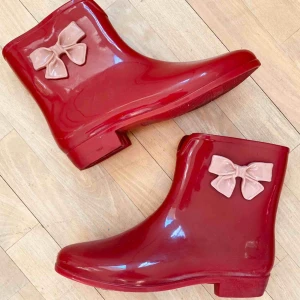  - Gummistövel. Använda 1 gång, säljer pga fel storlek. US size 8.  Fraktkostnad tillkommer.