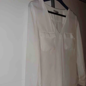 - Vit blus från H&M, luftig och fin🌸