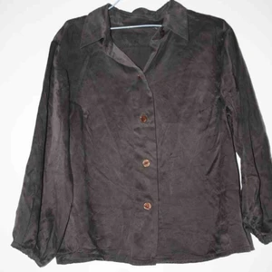  - Brun skjorta i siden, trekvartsarm