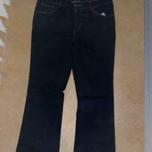  - Högmidjade byxor  Utsvängda nertill  Perfekt passform Köpare står för feakt