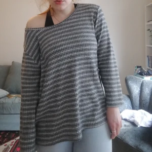 Tjocktröja mysig typ stl L - Asså världens mysigaste tröja, det finns inga lappar alls i den? Men uppskattar till stl L. Är lång och mysig. Snygg att stoppa in i byxor också. Frakt ca 50kr.skriv vid frågor eller vill ha fler bilder! 