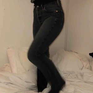  - Grå svarta Levis jeans, jag är 172 och har s/m. Den ena skärp-öglan är av, men går lätt att sy på igen, se sista bilden. Dem är använda liksom. 