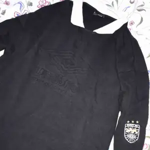 Sweet sktbs x umbro polotröja säljes, legat ett tag men så gott som oanvänd! Riktigt kap