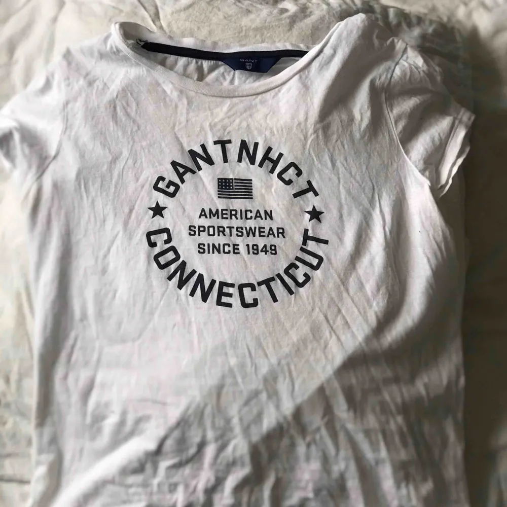 Tröjor från GANT, används inte längre. Fortfarande i bra skick. . T-shirts.