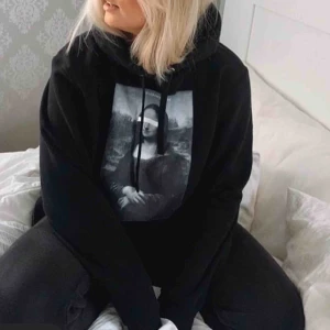  - Skit snygg tröja med monalisatryck, bra kvalite och bra passform. kan mötas up i Stockholm annars står köparen för frakten🥰