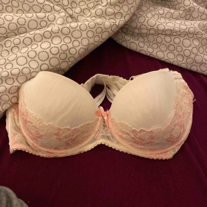  - Hej säljer min balconette bh då den är för liten för mig och inte använt på de senaste 2 åren. Nytvättad. Kan gå ner i pris vill bara sälja snabbt