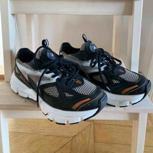  - Axel Arigato Marathon Runner Modellen säljs nu för 2100 men den här färgen är helt slutsåld. Superfina sneakers i nära nyskick, använda vid något enstaka tillfälle men måste tyvärr inse att dom är lite för små för mig. 