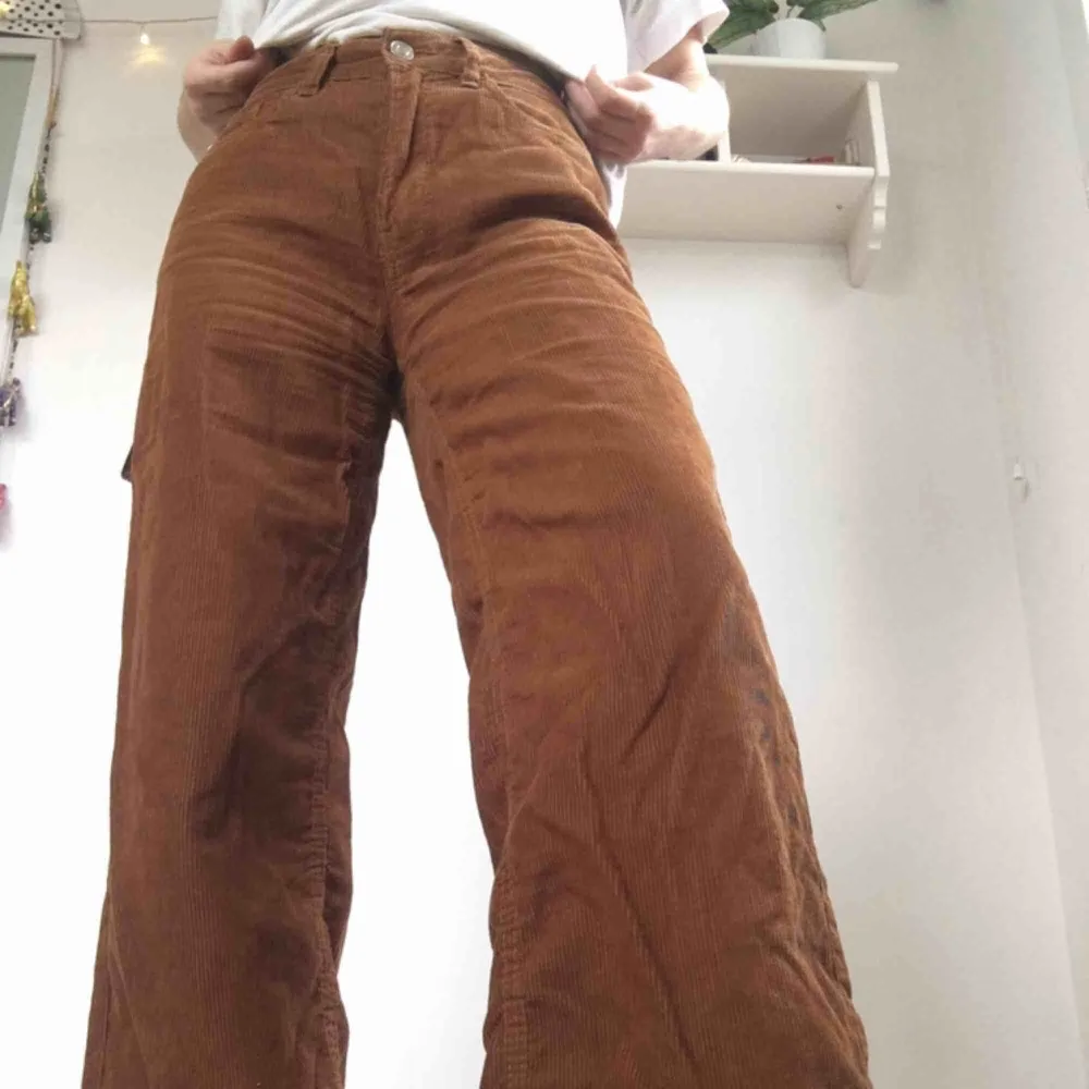 Assnygga bruna manchesterbyxor som tyvärr inte kommer till användning🥵ber om ursäkt för dess skrynkliga tillstånt🤭fint skick, frakt ingår, pris kan diskuteras. Jeans & Byxor.