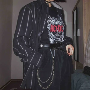  - riktigt cool skjorta som gör ens outfit lite mer nice, det står M på den men tror den är mer mellan M-L! om man har en mindre storlek så passar den också med en oversized fit :) frakt på 50kr tillkommer!