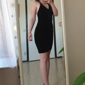 Svart klänning - Medellång klänning i svart velvet. Superfin till fest med den djupa ryggen! Storleken är M men passar S och även större, strechig men åtsmitande. Knappt använd! Frakt tillkommer.