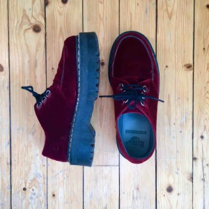  - Dr Martens x Creepers specialsamarbete för några år sedan, finns inte i butik.   Skor i vinröd sammet och en hög platå. Sparsamt använda så i jättefint skick. 