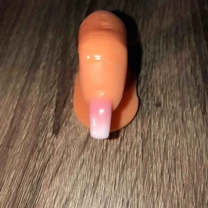  - Har gjort naglar ca 2år (är inte utbildad) pris 180kr för vilka naglar du vill + glitter , stenar och marmor😍 älskar mitt arbete😍 kontakta mig om ni vill boka tid 📍Skåne följ mitt nagelinstagram nailsbyylova