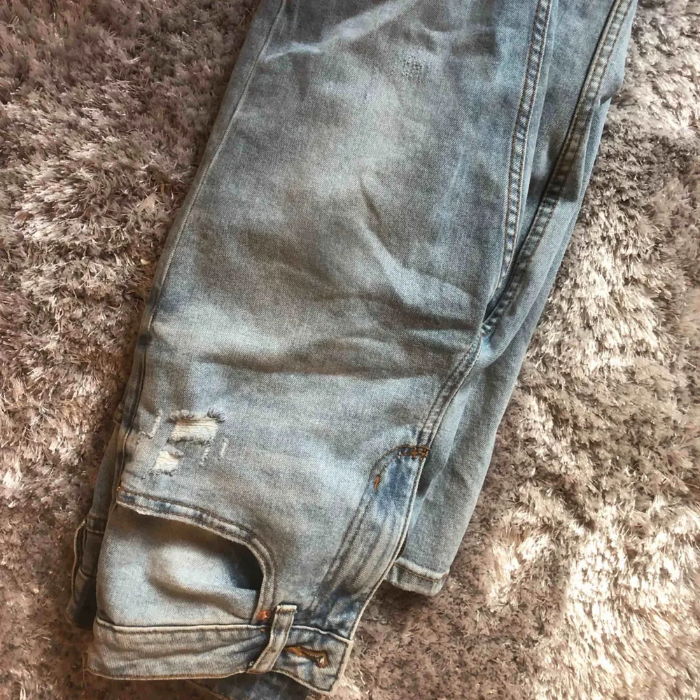 Säljer att par super snygga Jeans i stork S med slitningar på, super somriga 💞🤪🤪. Jeans & Byxor.