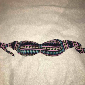  - Mönstrad bikini överdel från banana moon. 80% polyamid, 20% elastan