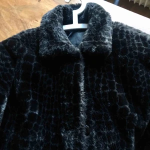  - SÅ FIN KAPPA! Oversized på mig (jag är s/xs). Svårt att få en rättvis bild då den inte är helsvart utan har lite mönster i (fejk)pälsen. Använda men i fint skick!