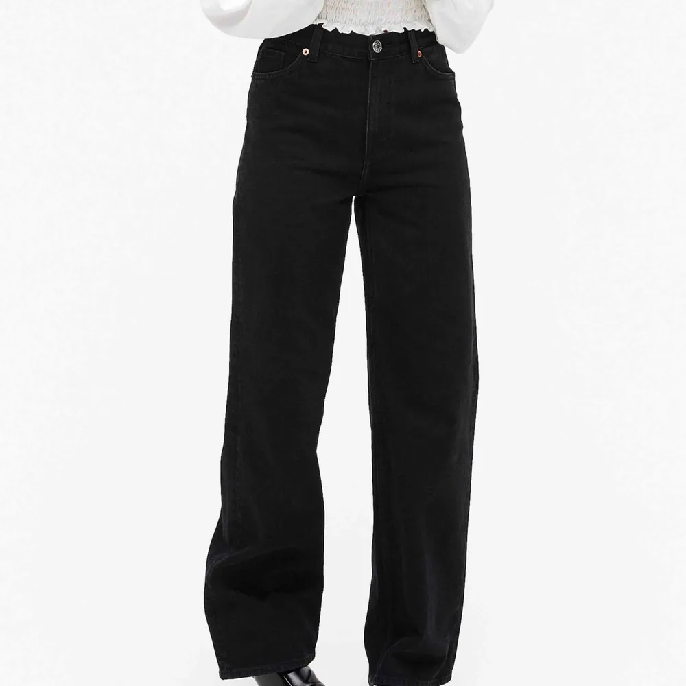 Yoko jeans från Monki! Säljer för att dom har blivit för små tyvärr :// Är tvättade 1-2 gånger så har en snygg lite urtvättad färg. Frakt kostar 63kr🥰. Jeans & Byxor.