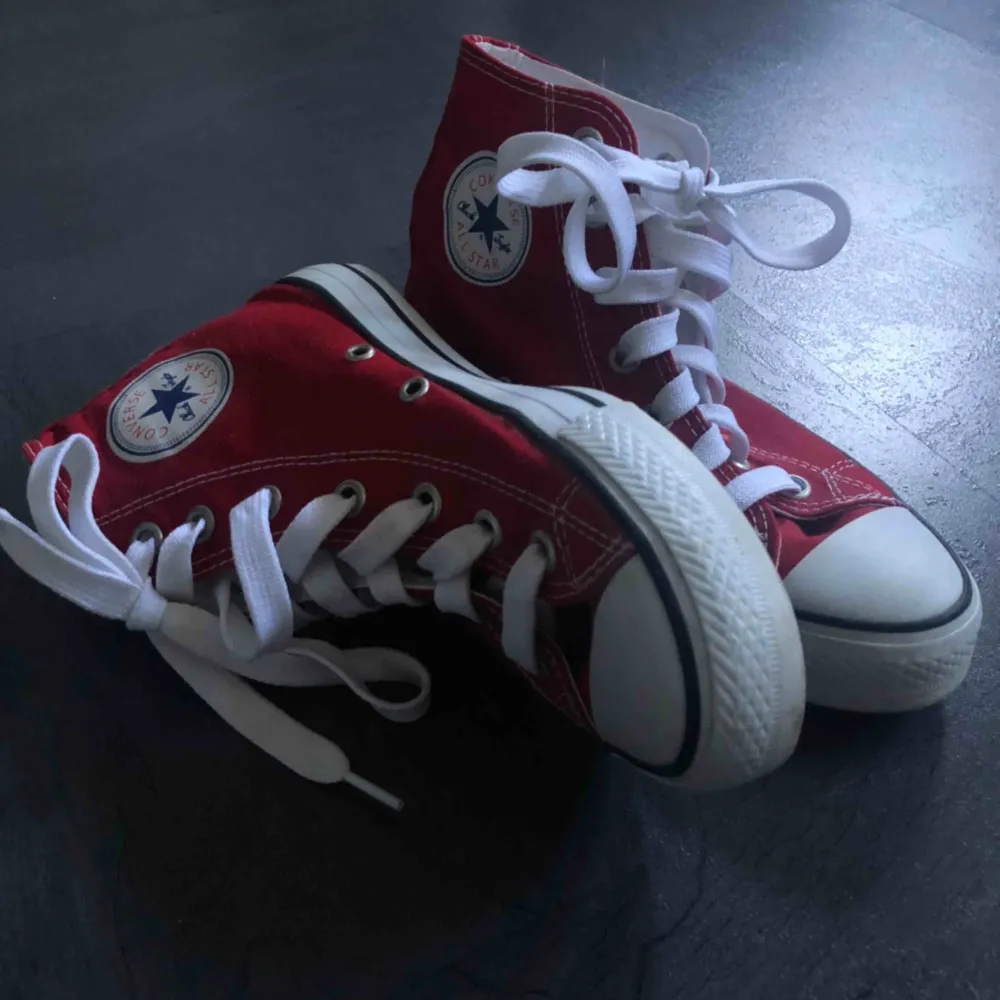 Snygga röda converse. Säljer pågrund av lite användning. Har burit skorna två gånger innan så de är i riktigt bra skick. Meddela om intresserad ❤️❤️. Skor.