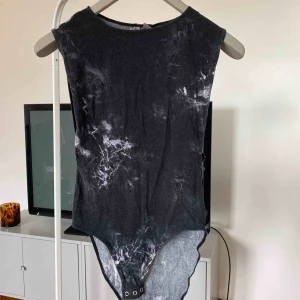  - Cool, stretchig body med djupa armar. Fint skick!   Köparen står för ev frakt. 