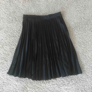  - Oanvänd svart kjol, som på mig (157 cm) går ungefär till knäna❤️ Från mint & berry