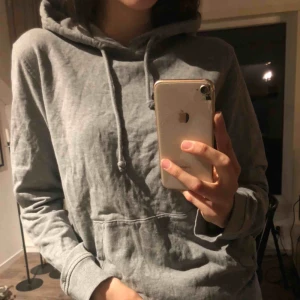  - Helt vanlig grå hoodie, skön i materialet och har fin passform. Kommer från jack & Jones, använts av mig hela tiden! Dock sparsamt använd🥰 Säljer pga garderobsrensning, skriv om du vill ha mer bilder