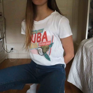 T-shirt med tryck - Supersnygg oversized T-shirt som inte längre används. Den är i xs men passar s hur bra som helst!