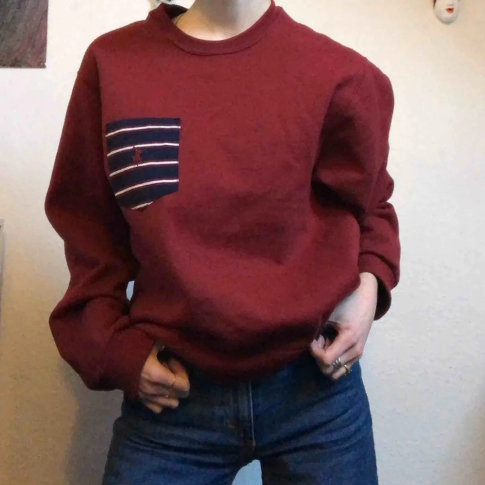 Sweater från ”Ralp Lauren”, köpt på Beyond Retro. Använd väldigt få gånger. Superbra skick! Betalning via swish, kan mötas upp i Stockholm alternativt frakta då köparen står för frakt.. Hoodies.