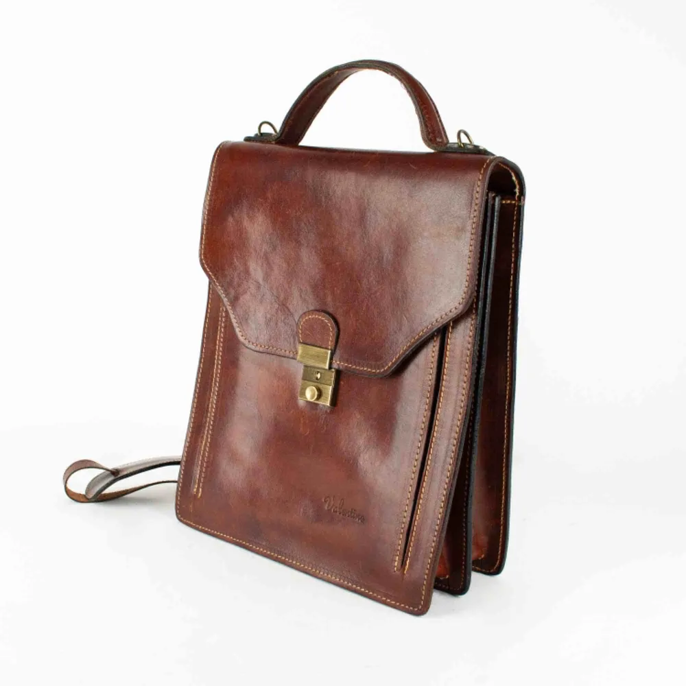 Vintage ca 70s briefcase bag/ shoulder bag in brown Some signs of wear Width: 21.5 cm; height: 26.5 cm; depth: 8.5 cm Free shipping! Ask for the full description! No returns!. Väskor.