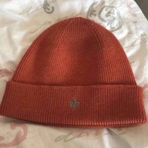  - Orange Morris mössa i bra skick! Använd ett fåtal gånger, köpt 27/12-19 Säljs till högsta bud! Köpt för 700kr