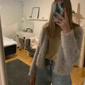  - Fluffig jacka ifrån Gina Tricot i storlek XS, köparen betalar frakt☺️