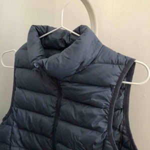 Ljusblå dunväst - Ljusblå dunväst från Emmaus vintage, använd fåtal gånger då den är lite liten på mig. Möts upp i Stockholm eller fraktar 